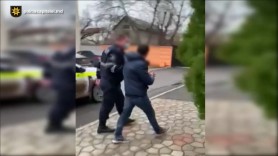 I-a angajat pentru a face curățenie în garaj, dar s-a ales cu prejudiciu de 279 020 lei. Trei tineri, reținuți pentru furt